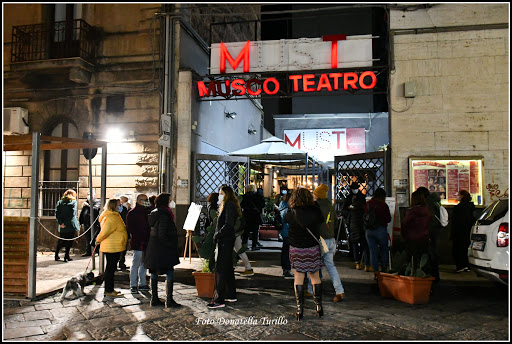 Raccolta dal Must di Catania la manifestazione “Facciamo luce sul teatro” proposta dall’U.N.I.T.A. assieme alle associazioni “Nora 3.0”, “La Casa di Creta”, “Teatro Argentum Potabile” e “Tre passi dalle ragazze”