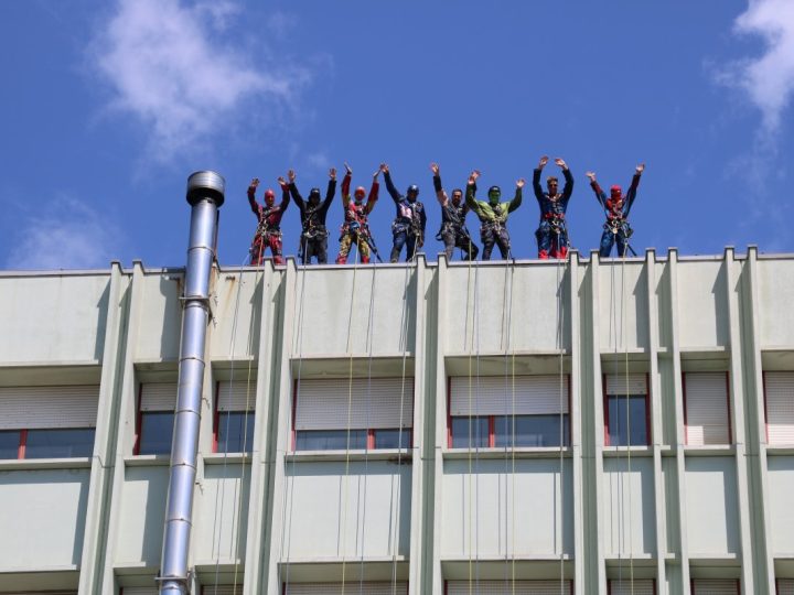 “Supereroi acrobatici”, dal tetto con le funi per regalare sorrisi ai piccoli pazienti