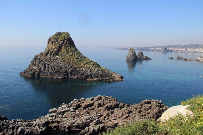 “Scuola Ambiente” alla scoperta di: Isola Lachea e Faraglioni dei Ciclopi e Complesso Immacolatelle e Micio Conti nel Catanese, Vallone di Piano della Corte ad Agira, Isolabella a Taormina e Grotta Monello, Grotta Palombara e Complesso speleologico Villasmundo-S. Alfio nel Siracusano