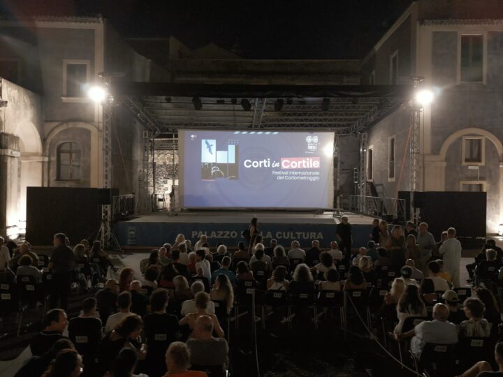 LOCANDINA CORTI IN CORTILE