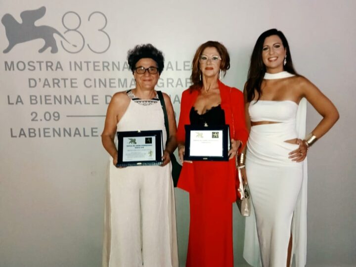 VENEZIA 83 – “POCHI ATTIMI” CONQUISTA IL PREMIO LEONE LUNGO: PREMIATE DUE MARGHERITESI