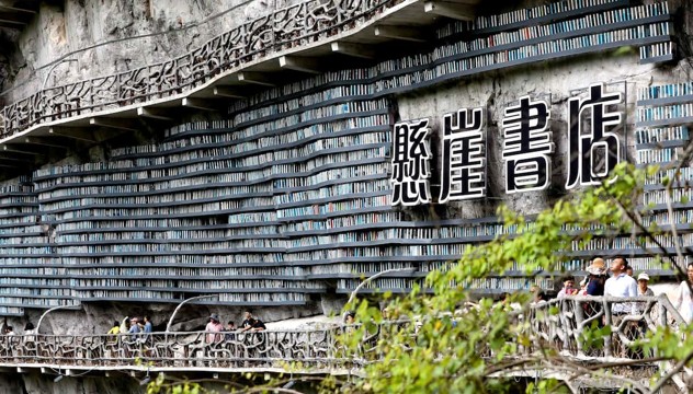 Scavata nella roccia e sospesa sull’abisso, la libreria unica al mondo che sfida le vertigini