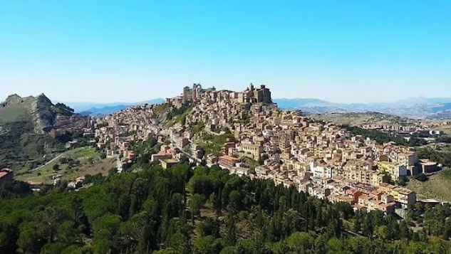 Troina accoglie la Lampada della Pace di Assisi: quattro giorni di dialogo e solidarietà
