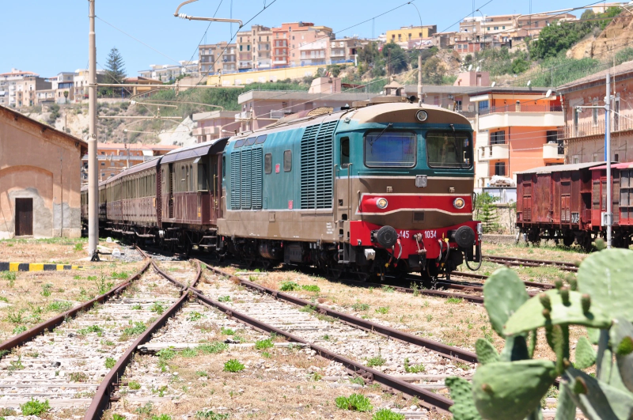Tornano i treni storici in Sicilia A novembre la tratta Catania-Taormina